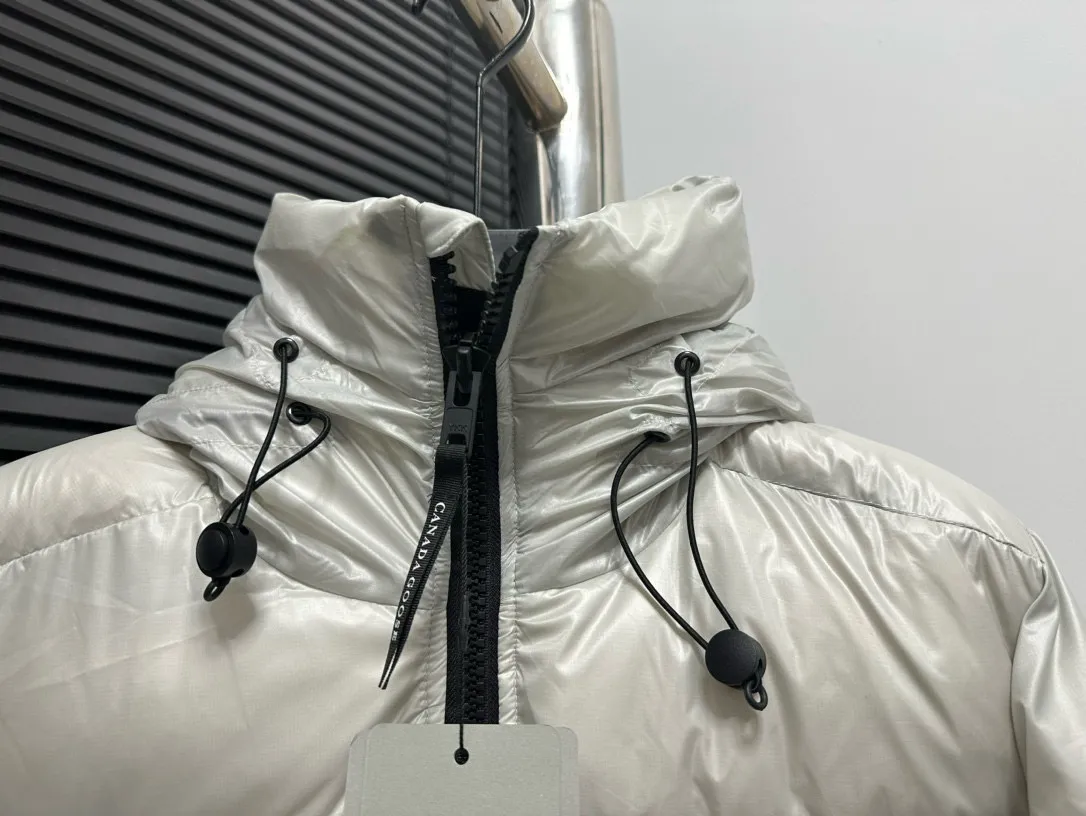 P780 [𝘾𝘼𝙉𝘼𝘿𝘼 𝙂𝙊𝙊𝙎𝙀] Canada Goose's limited new Crofton puff down jacket, top version, ceiling level Crofton soft loaf, 2024 latest style, cold protection effect up to level 4, using recycled Feather-Light tear-resistant fabric, ultra-light, no weight on the upper body at all! The unique black label highlights your temperament‼ ️ Canada Goose, a Canadian brand, has always been recognized as the warmest down jacket. Various Instagram celebrities, Internet celebrities, and celebrities often wear it for street photos. I make Canada Goose every year, but I still can't get rid of my love for it. No matter how cold the days are, there is no need to be afraid, because there is! Filled with 90% white duck down, it is the legendary warmest down jacket and is known as a must-have for Arctic outdoor sports! The most popular down jacket in the world, celebrities are rushing to buy it, it is a must-have!  Size: S~XXL